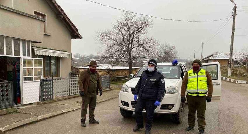 Горски и полицаи проверяват заедно за карантина и дървесина