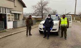 Горски и полицаи проверяват заедно за карантина и дървесина