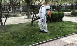 Косят и ръсят срещу кърлежи в Търговище