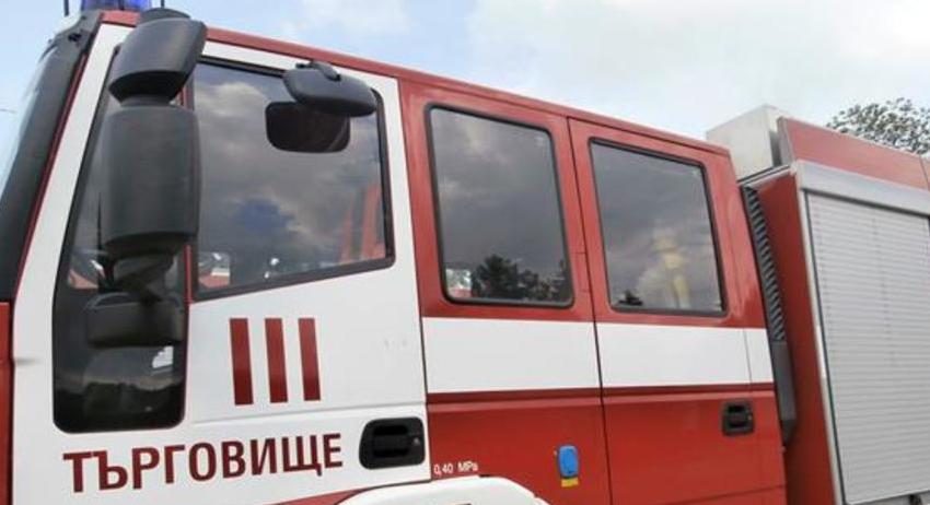 Запалени сухи треви в селски двор причиниха пожар в съседна постройка