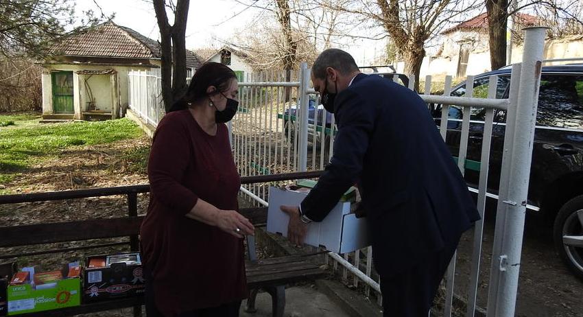 Митко Стайков с дарение за Дома за стари хора в с. Гърчиново