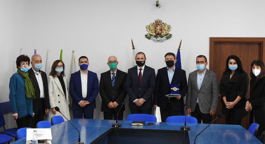 Областният управител с жест на благодарност към медиците 