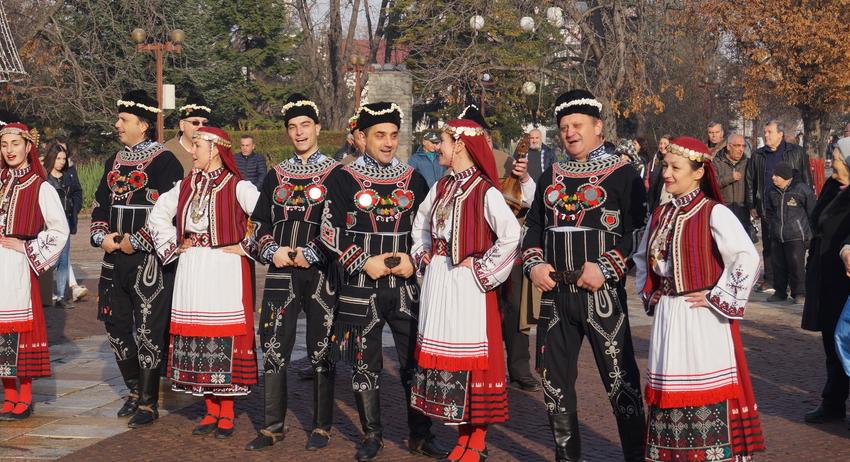 Коледарска програма представя Ансамбъл „Мизия“ в центъра на Търговище