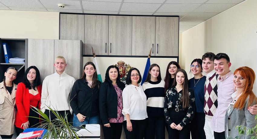 Търговищки ученически парламент на гости на областния управител на област Търговище