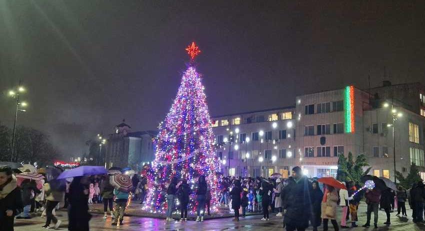 Запалиха светлините на коледната елха в Търговище /СНИМКИ/