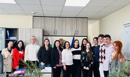 Търговищки ученически парламент на гости на областния управител на област Търговище