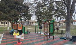 Общинското предприятие „Флора“ ремонтира детската площадка в с. Пробуда
