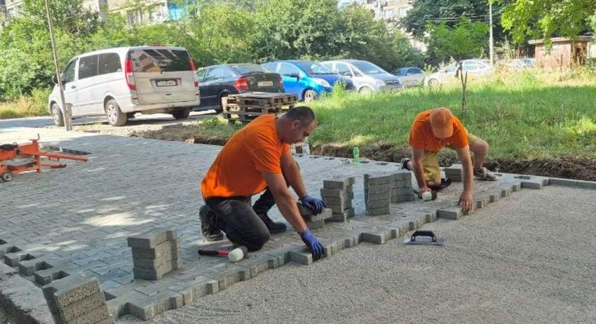 Обновяват тротоарите на улица „Васил Петлешков“ в Търговище