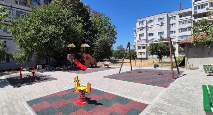Общинското предприятие „Флора“ продължава обновяването на детски площадки в Търговище