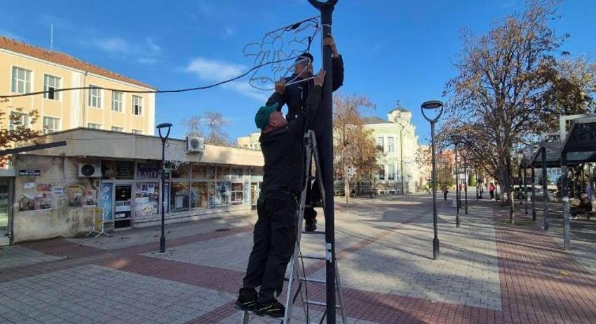 Монтират коледната украса в Търговище