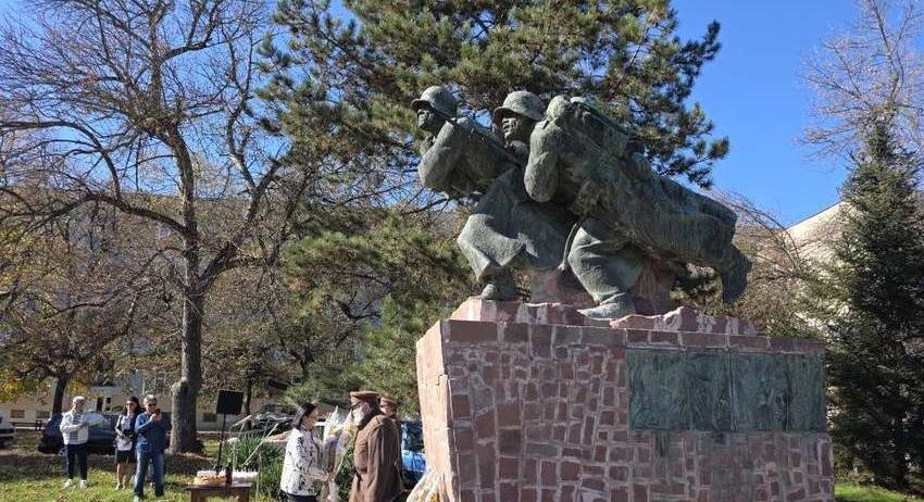 Възпоменателна церемония пред Войнишкия паметник