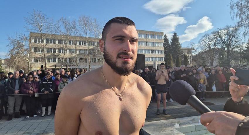 Пламен Донев спаси кръста в Търговище