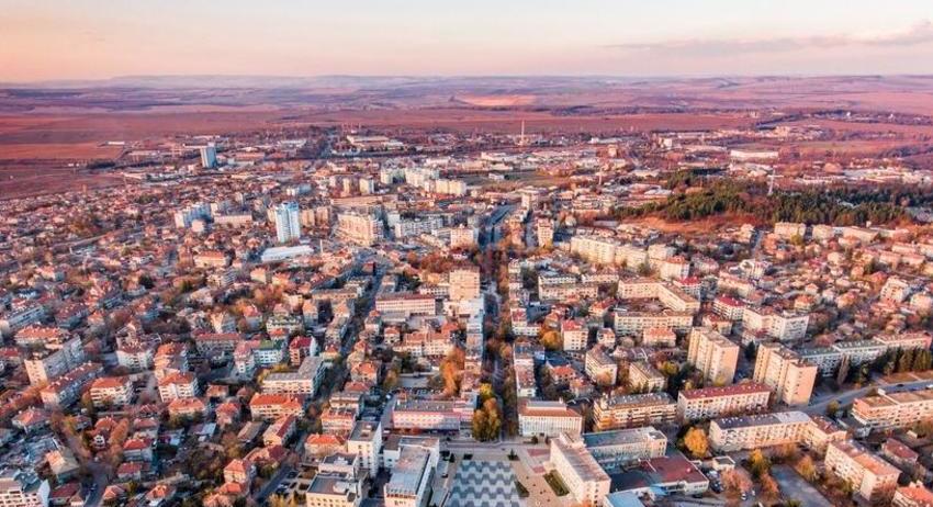 Продължава премахването на стари автомобили от общински площи