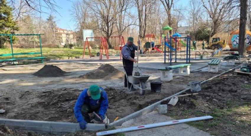 Общинското предприятие „Флора“ обновява детски площадки