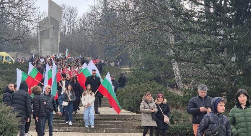 Стотици граждани се включиха в проявите, посветени на Трети март в Търговище