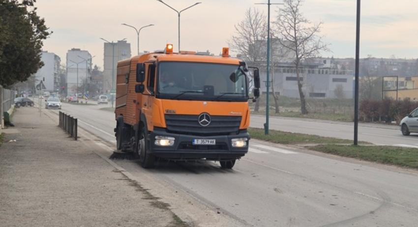 Започва почистване и изкърпване на улиците