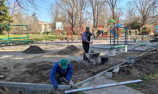 Общинското предприятие „Флора“ обновява детски площадки