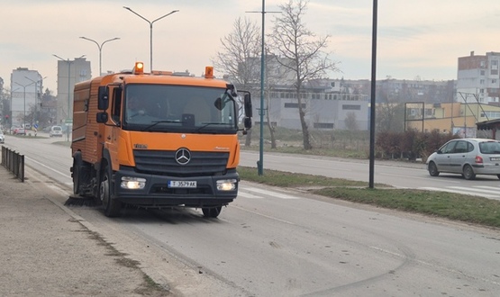 Започва почистване и изкърпване на улиците