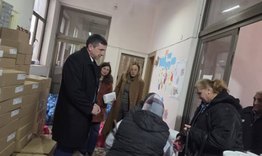 Областният управител посети пункт за снабдяване на граждани с продукти от първа необходимост