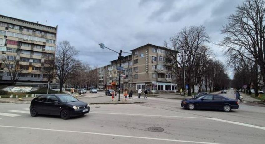 Временно ограничават движението по част от ул. „П. Р. Славейков“ заради изграждането на новия светофар