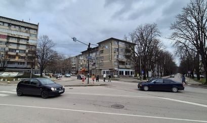 Временно ограничават движението по част от ул. „П. Р. Славейков“ заради изграждането на новия светофар